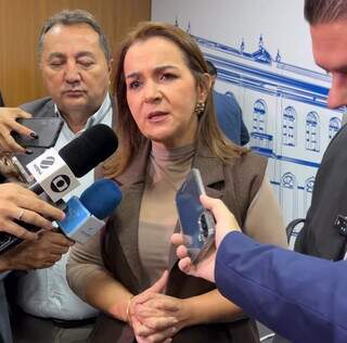 Adriane reclama de ataques e busca abrir diálogo para terceirizar postos Adriane reclama de ataques e busca abrir diálogo para terceirizar postos