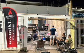 Carne defumada por 10 horas une sabores do churrasco de 3 países Carne defumada por 10 horas une sabores do churrasco de 3 países