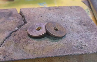 Jandira faz moedas de 1950 virarem "j&oacute;ias" que parecem ouro