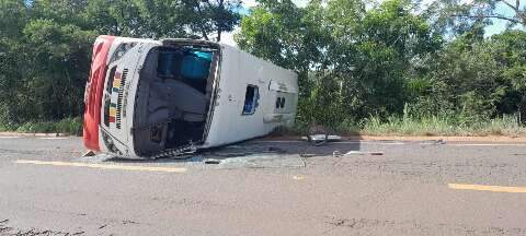 &Ocirc;nibus tomba na contram&atilde;o ap&oacute;s bater em carreta em rodovia