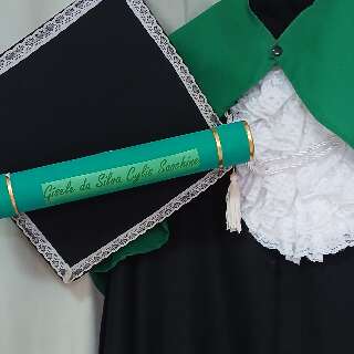 No lugar do diploma, dor vira homenagem em formatura de v&iacute;tima de feminic&iacute;dio