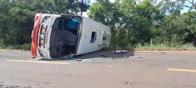 &Ocirc;nibus tomba na contram&atilde;o ap&oacute;s bater em carreta em rodovia