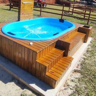 Laionel subiu na vida mostrando que ter piscina pode ser mais simples