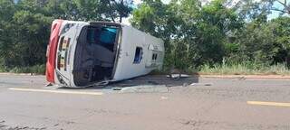 &Ocirc;nibus tomba na contram&atilde;o ap&oacute;s bater em carreta em rodovia