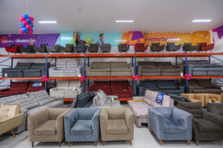 Anivers&aacute;rio Sof&aacute; Inbox: combo sof&aacute;, poltrona e puff por 12x R$ 228