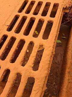 Chuva alaga casas e moradores cobram limpeza de bueiros