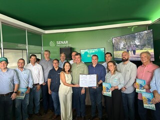 Em ato simb&oacute;lico, Riedel arranca murta do Parque de Exposi&ccedil;&atilde;o