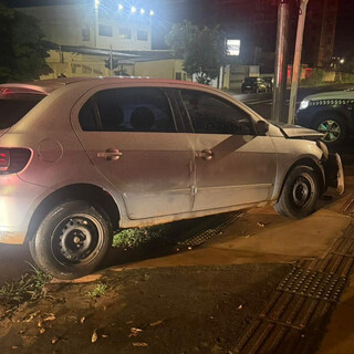 Jóias são furtadas de casa e carro usado no crime é abandonado após acidente Jóias são furtadas de casa e carro usado no crime é abandonado após acidente