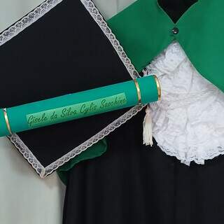 No lugar do diploma, dor vira homenagem em formatura de v&iacute;tima de feminic&iacute;dio