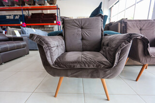 Anivers&aacute;rio Sof&aacute; Inbox: combo sof&aacute;, poltrona e puff por 12x R$ 228