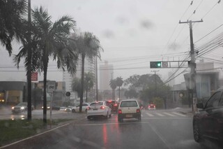 Quinta-feira tem alerta de temporal para 49 cidades e m&aacute;xima de 36&deg;C