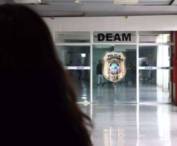 Jovem tem casa destru&iacute;da, &eacute; amea&ccedil;ada de estupro e agredida pelo ex-namorado