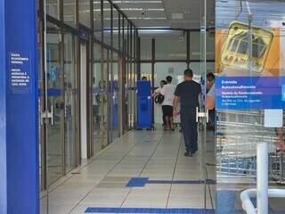Nenhuma lei ou tecnologia livra clientes de filas em bancos em Campo Grande