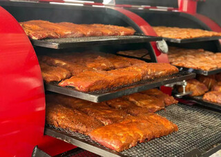 Carne defumada por 10 horas une sabores do churrasco de 3 países Carne defumada por 10 horas une sabores do churrasco de 3 países