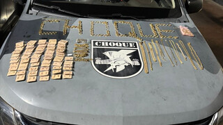 Polícia recupera semijoias enterradas e prende 2 por furto a joalheria Polícia recupera semijoias enterradas e prende 2 por furto a joalheria