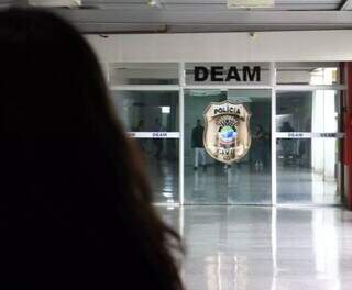 Jovem tem casa destru&iacute;da, &eacute; amea&ccedil;ada de estupro e agredida pelo ex-namorado