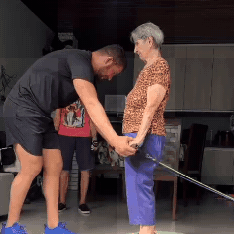 Aos 90 e 95 anos, Jo&atilde;o e Helena viraram parceiros de treinos