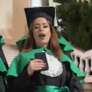 No lugar do diploma, dor vira homenagem em formatura de v&iacute;tima de feminic&iacute;dio