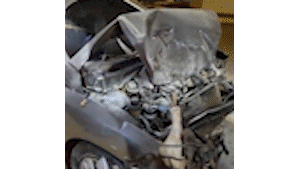 Carro abarrotado de maconha foge, bate em picape e atinge loja em Amambai