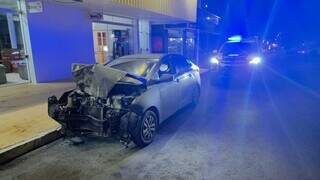 Carro abarrotado de maconha foge, bate em picape e atinge loja em Amambai