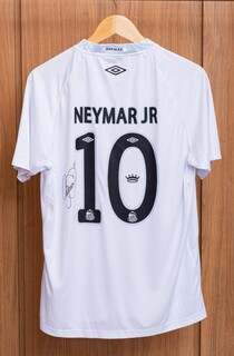 &Eacute; hoje: bazar de grife tem at&eacute; 90% de desconto e camiseta autografada por Neymar