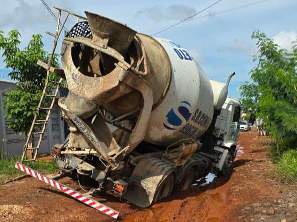 Enxurrada abre cratera e atola caminh&atilde;o betoneira no Jardim Itatiaia