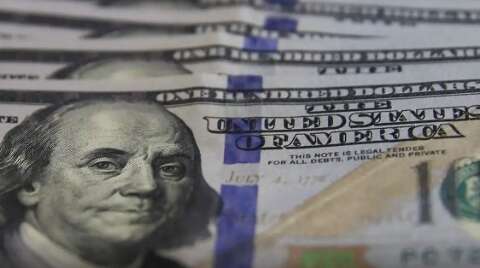 D&oacute;lar segue abaixo de R$ 5 e petr&oacute;leo derruba Bolsa