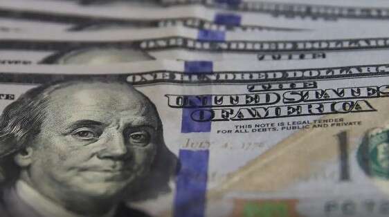 D&oacute;lar segue abaixo de R$ 5 e petr&oacute;leo derruba Bolsa