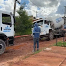 Betoneira atolada em cratera &eacute; retirada por caminh&atilde;o da pr&oacute;pria empresa