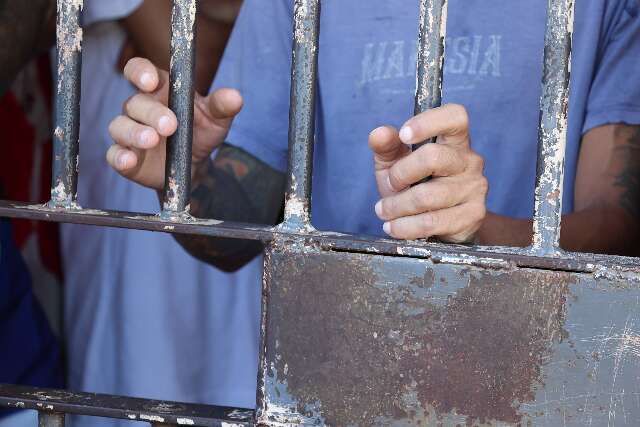 Presos podem ficar sem comida em 17 dias e MP aciona Estado