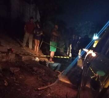 Homem &eacute; encontrado morto com 18 golpes de faca na fronteira 