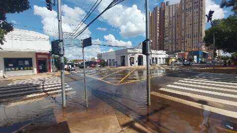 Vazamento forma &ldquo;lago&rdquo; em cruzamento no Centro de Campo Grande 