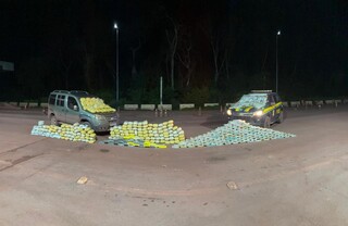 Homem pula de carro em movimento durante fuga e droga &eacute; apreendida com comparsas