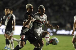 Vasco vira sobre o S&atilde;o Paulo no fim, encerra jejum e sobe na tabela