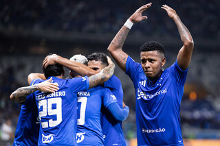 Cruzeiro vence o Gr&ecirc;mio e deixa zona de rebaixamento do Brasileir&atilde;o
