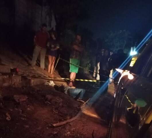 Homem &eacute; encontrado morto com 18 golpes de faca na fronteira 