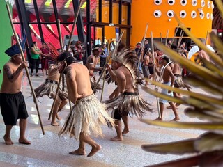 Cidade pressiona e desafio &eacute; n&atilde;o deixar jovens ind&iacute;genas perderem identidade