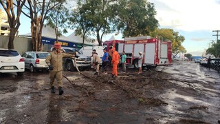 Temporal derruba estandes, cabos de energia e cancela shows na Expogrande