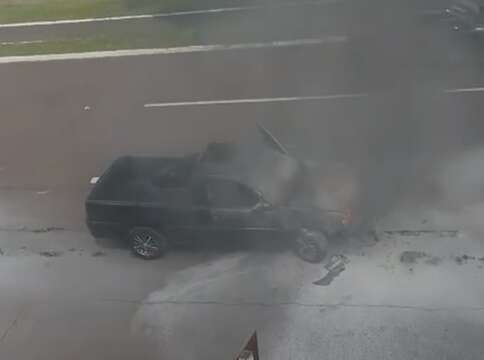 Caminhonete pega fogo e fica destru&iacute;da na Avenida Afonso Pena 