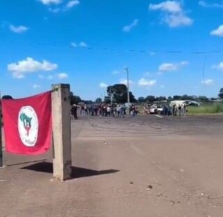 MST entra em &aacute;rea do porto seco e come&ccedil;a a levantar barracos