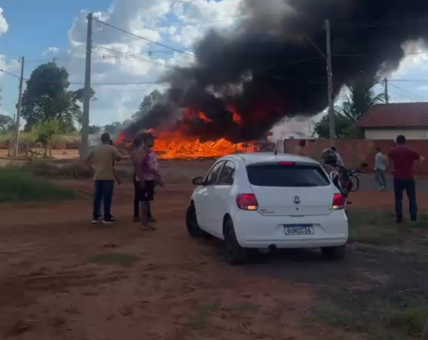 Sem Corpo de Bombeiros, inc&ecirc;ndio de grandes propor&ccedil;&otilde;es assusta moradores