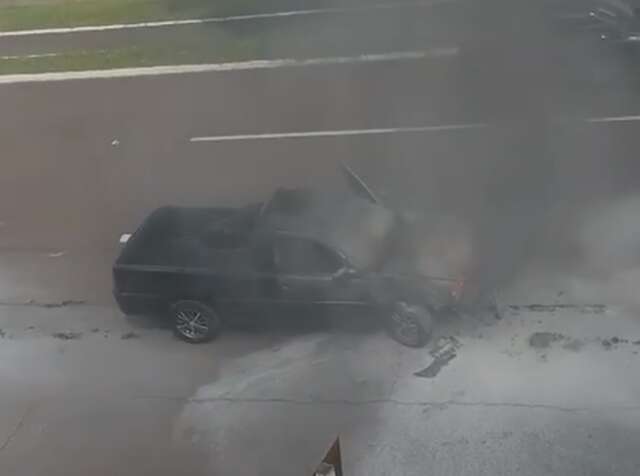 Caminhonete pega fogo e fica destru&iacute;da na Avenida Afonso Pena 