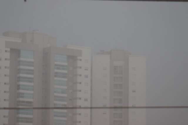 Chuva, ventania e granizo atingem bairros da Capital neste domingo