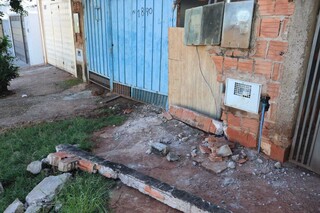 Motorista dorme ao volante, bate e derruba parte de muro de casa 