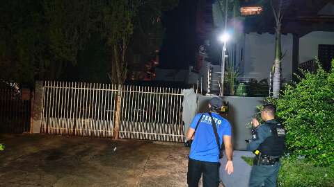 Homem de 56 anos morre ao ficar com cabe&ccedil;a presa em port&atilde;o