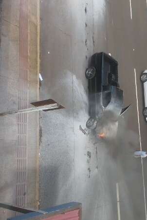 Caminhonete pega fogo e fica destru&iacute;da na Avenida Afonso Pena 