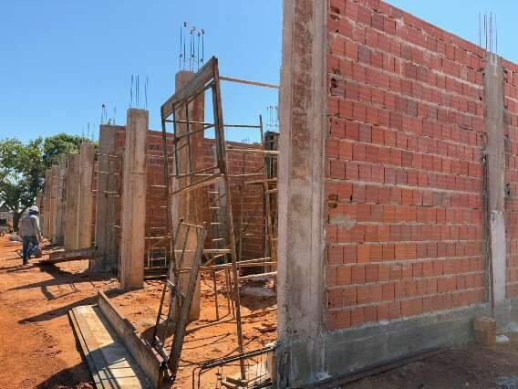 Com avan&ccedil;o das obras, condom&iacute;nio popular premiado come&ccedil;a a ganhar paredes