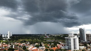 Chuva, ventania e granizo atingem bairros da Capital neste domingo