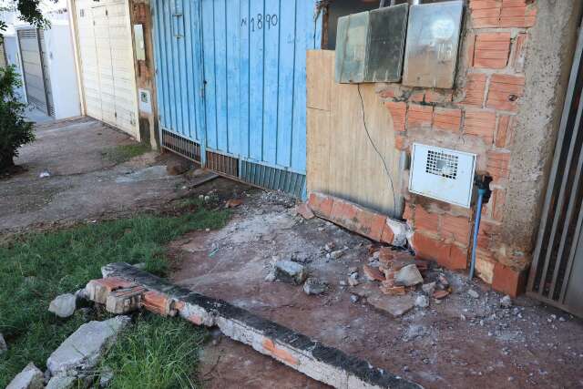 Motorista dorme ao volante, bate e derruba parte de muro de casa 