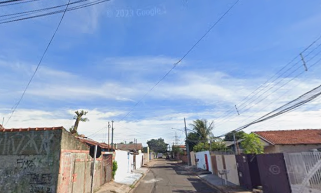 Homem &eacute; baleado por passageiro de moto enquanto conversava com vizinho